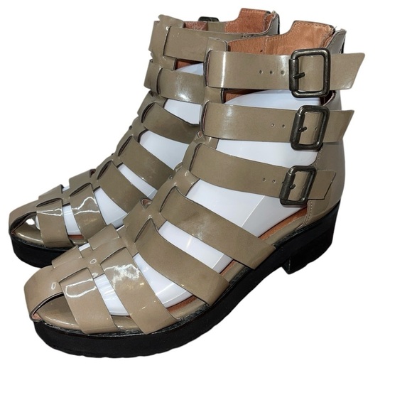 Topshop Women's Sandals 7.5 Taupe Patent Leather Back Zip Gladiator Low Heel - Picture 2 of 13